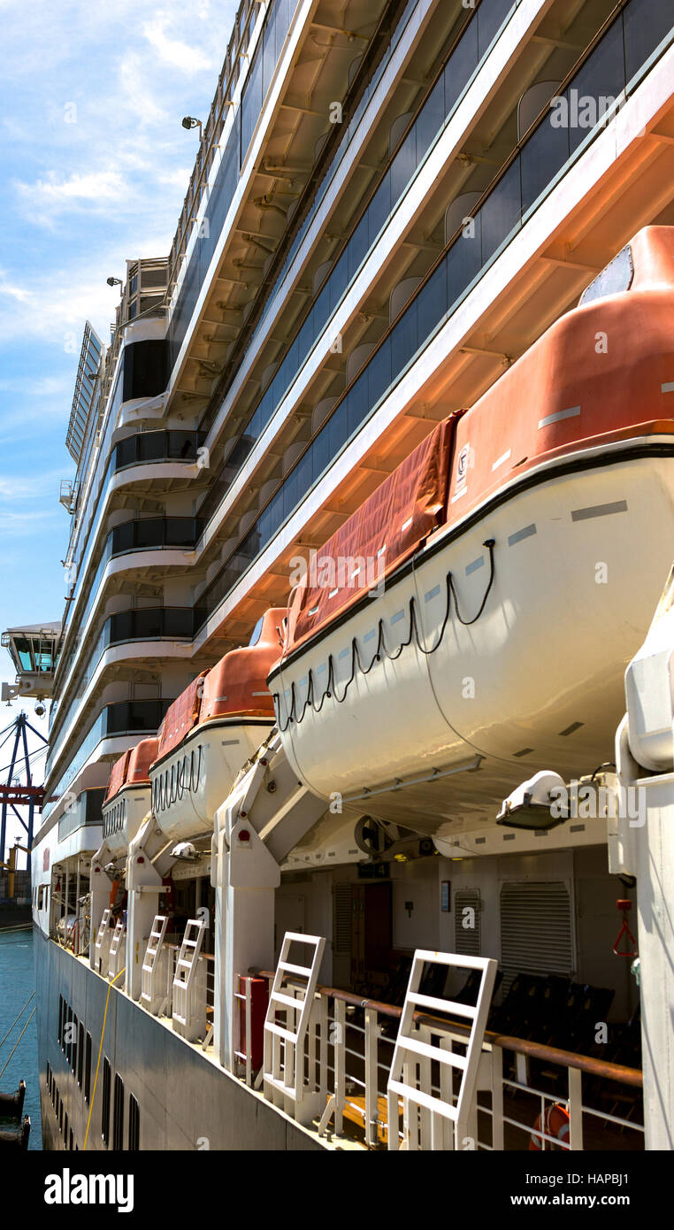 Le imbarcazioni di salvataggio sul liner Cunard Queen Victoria Foto Stock