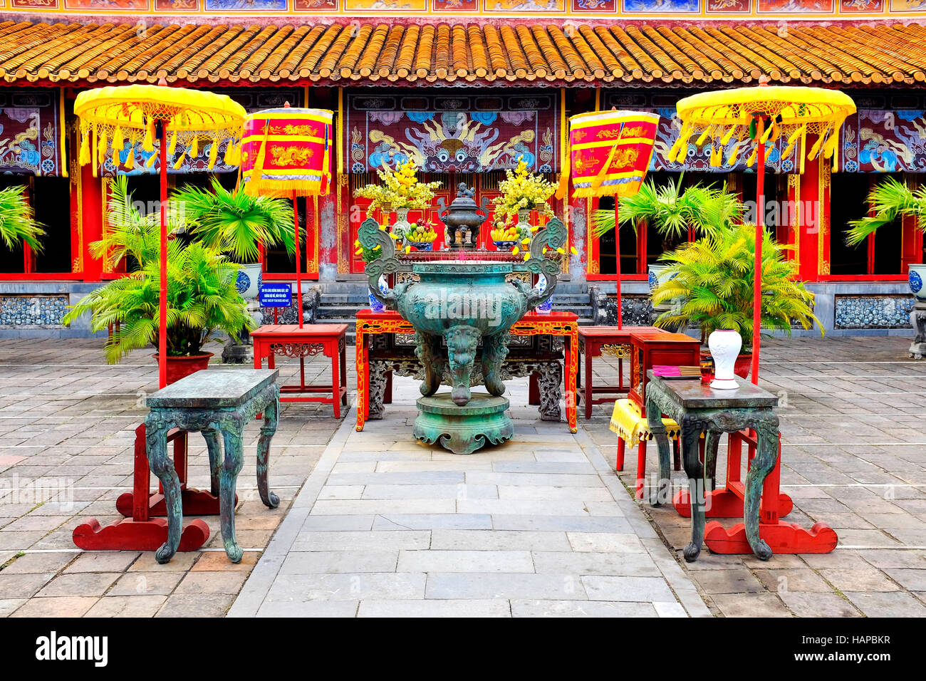 Urna dinastici nel Tempio Mieu nella tonalità città imperiale, tonalità, Vietnam Foto Stock