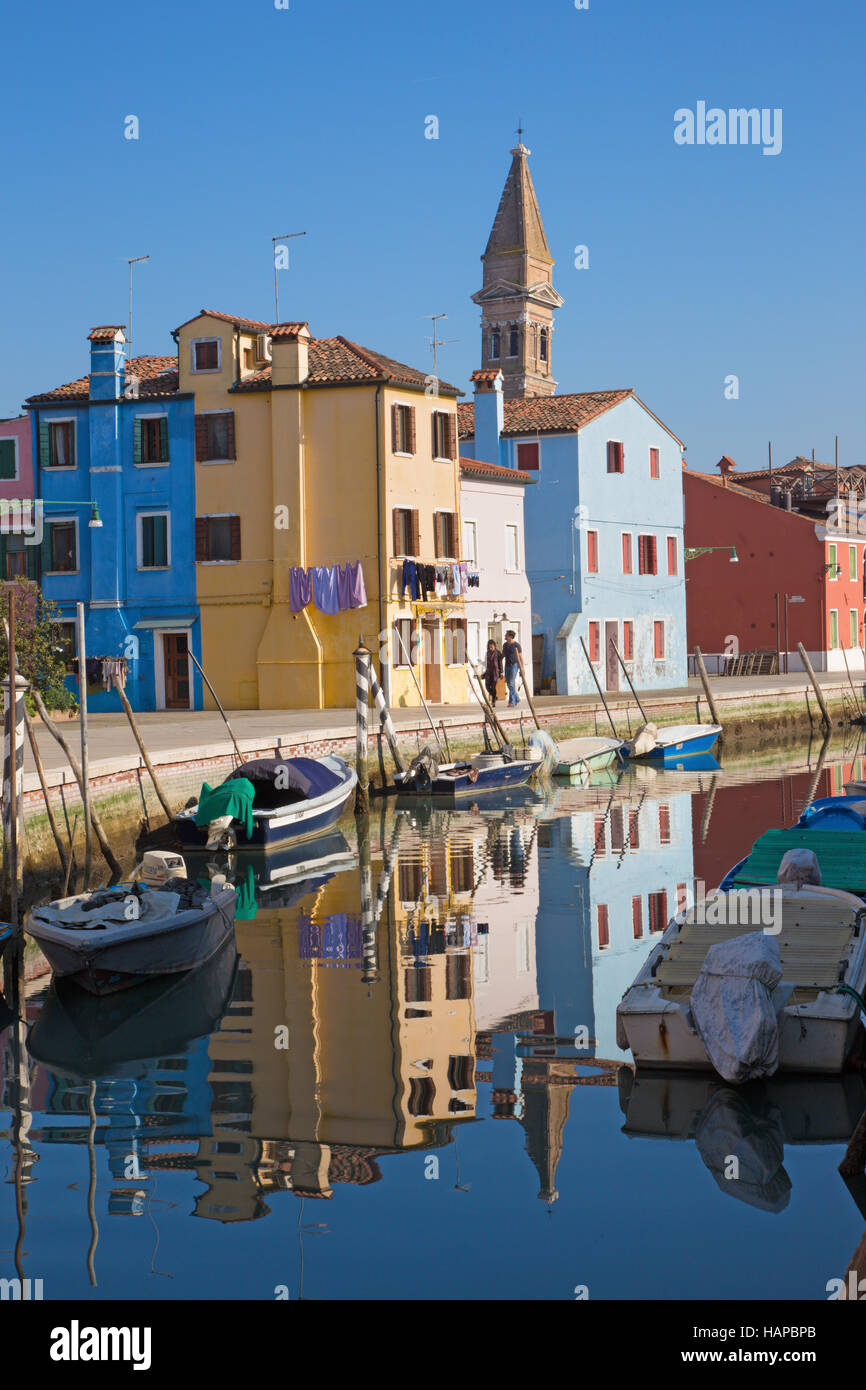 Venezia, Italia - 13 Marzo 2014: case sul canale dall isola di Burano Foto Stock