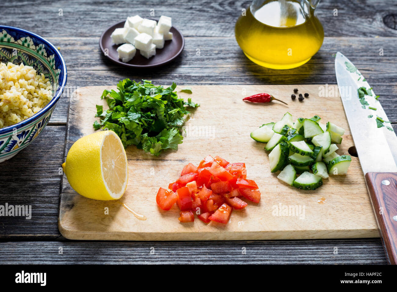 Ingredienti per una sana insalata di verdure sul tagliere di legno. Sana, vegan concetto di cucina a vista Foto Stock