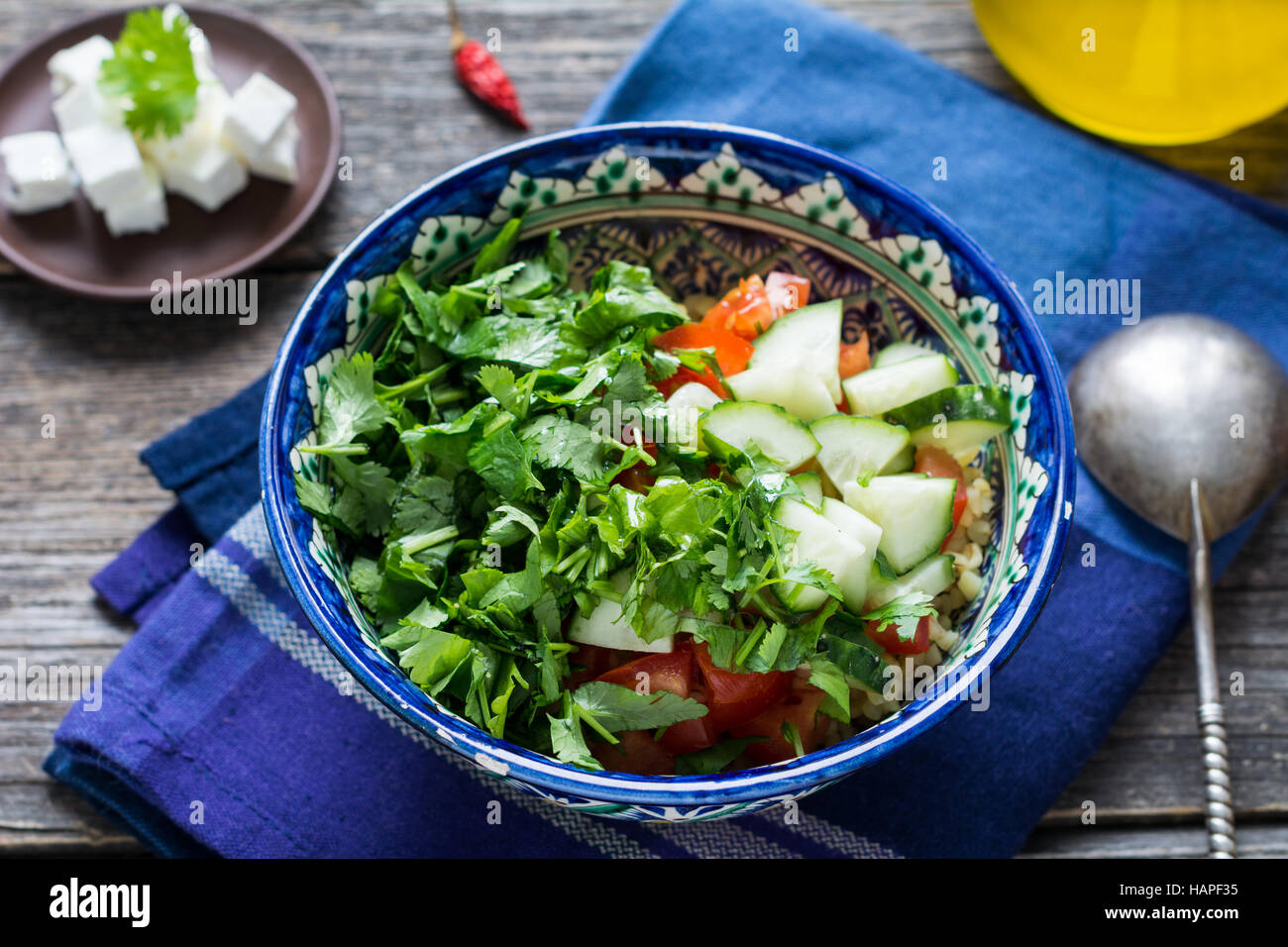 Cottura sana insalata con prezzemolo e verdure fresche. Vista ravvicinata Foto Stock