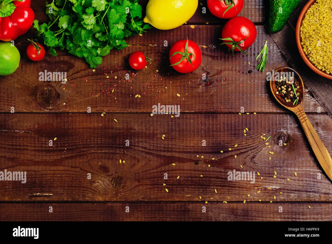 Ortaggi freschi, spezie e erbe su sfondo di legno con spazio per il testo. Ingredienti salutari per la cottura. Vista dall'alto. Foto Stock