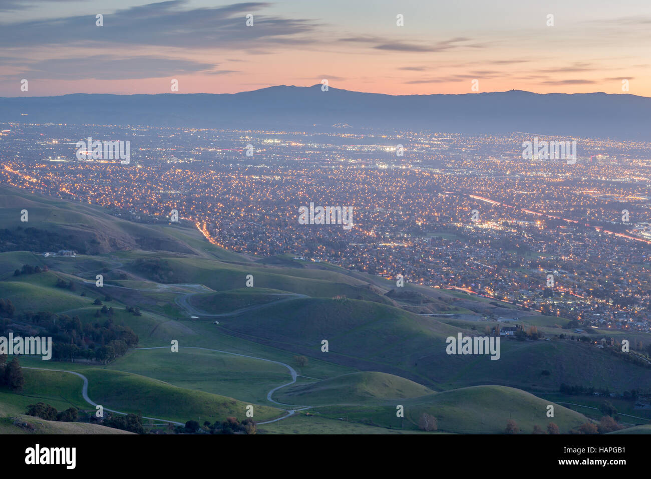 Silicon Valley e verdi colline al tramonto. Monumento di picco, ed R. Levin County Park, Milpitas, California, Stati Uniti d'America. Foto Stock