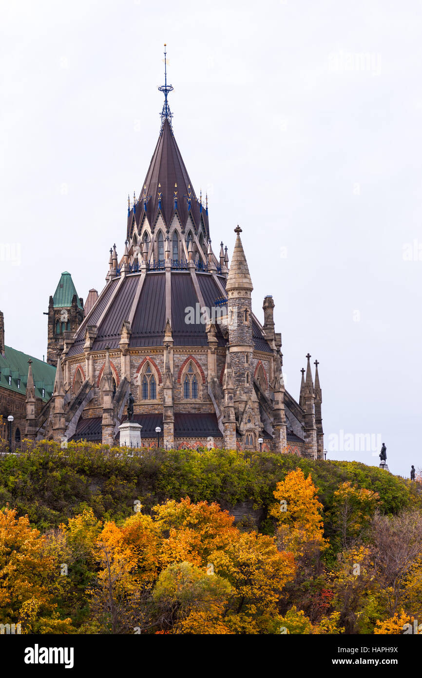 La biblioteca del parlamento si trova sul retro del blocco centrale del Parliment edifici situati in Ottawa, Ontario, Canada. Ha iniziato la costruzione di Foto Stock