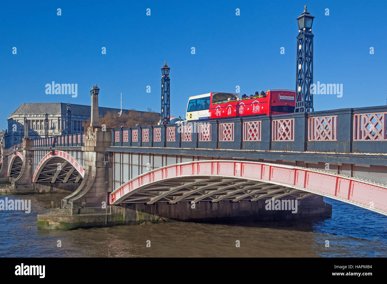 London, Westminster Lambeth Bridge visto dall'Albert Embankment Foto Stock