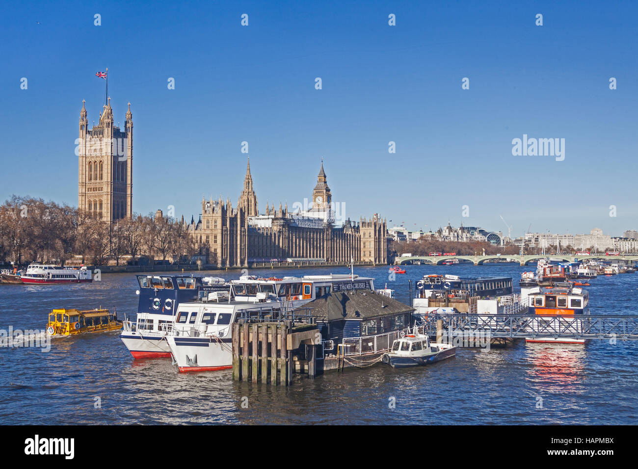 London, Westminster una flottiglia di piacere di incrociatori ormeggiata tra Westminster e ponti di Lambeth Foto Stock