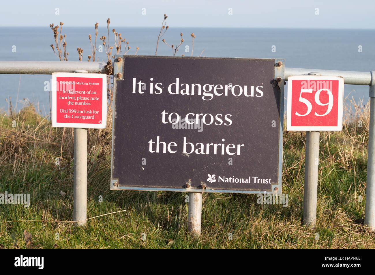Il National Trust segno, scogli pericolosi, il Leas, South Shields, South Tyneside, England, Regno Unito Foto Stock