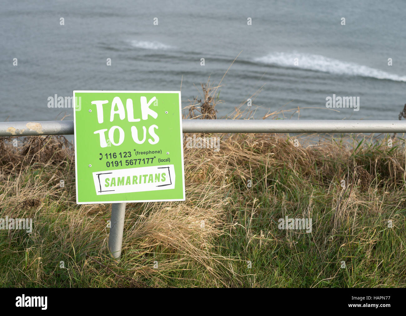 Samaritani segno sopra scogliere sul mare a parlare a noi, il Leas, South Shields, South Tyneside, England, Regno Unito Foto Stock