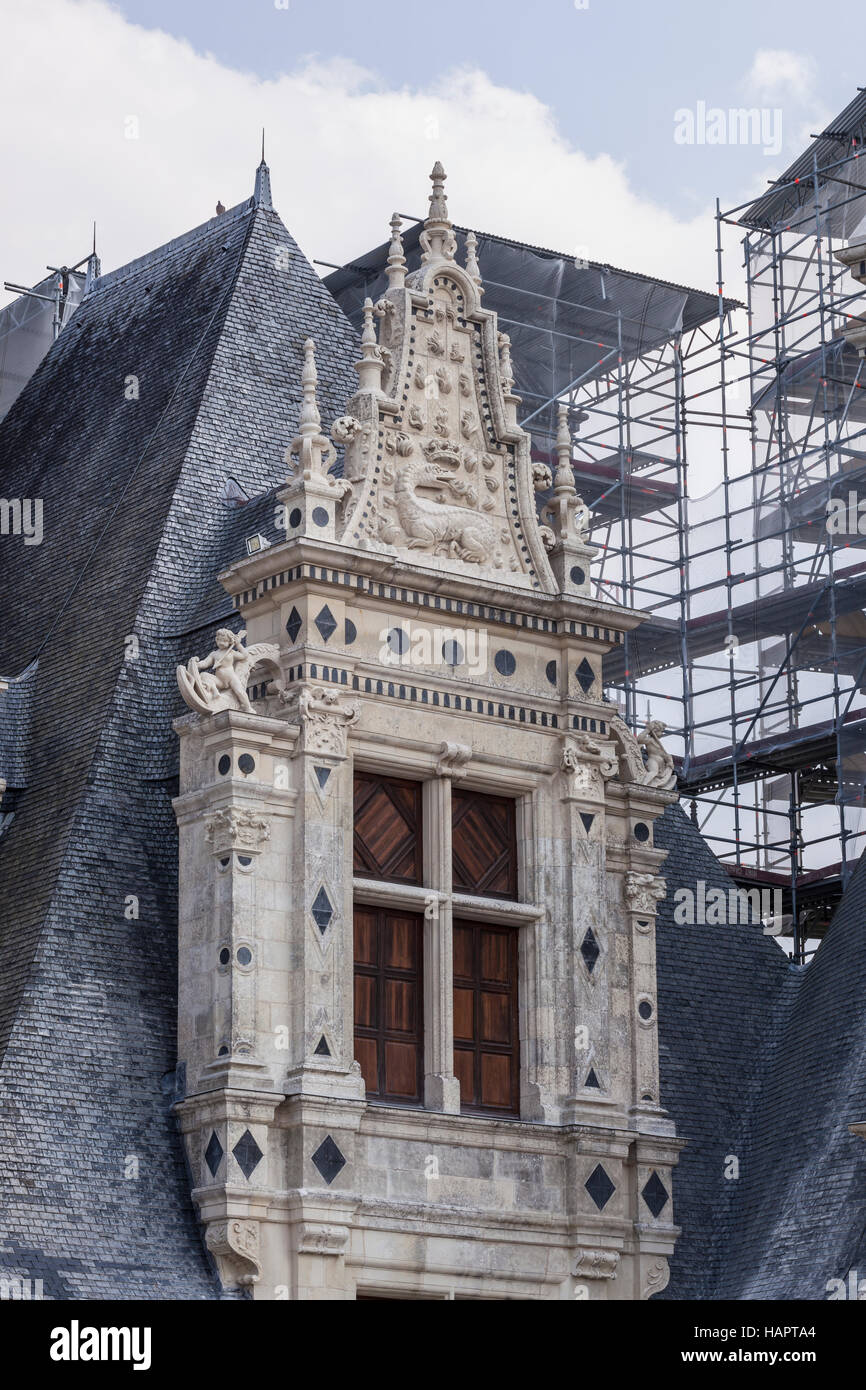 Il continuo lavoro di restauro sul tetto di Chambord nella Valle della Loira. Una scultura in pietra della salamandra di François 1a può essere visto. Foto Stock