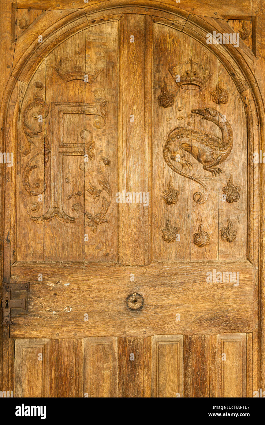 Un riccamente intagliato porta in legno con due insignias di François 1er. La capitale F e la salamandra. Foto Stock