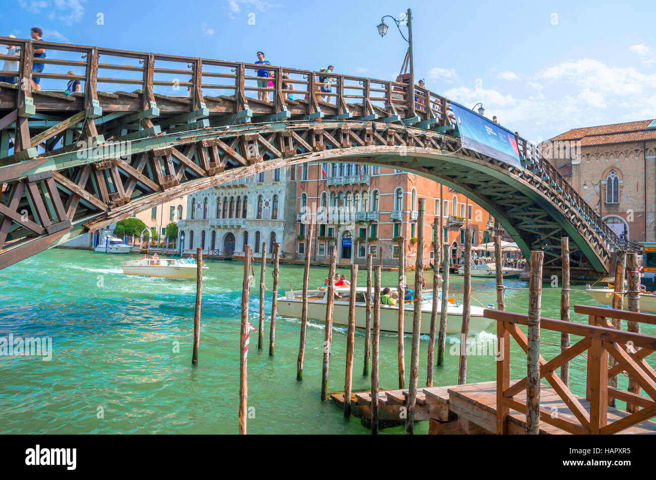 Il molo in legno a Venezia, con ponte accademia sullo sfondo Foto Stock