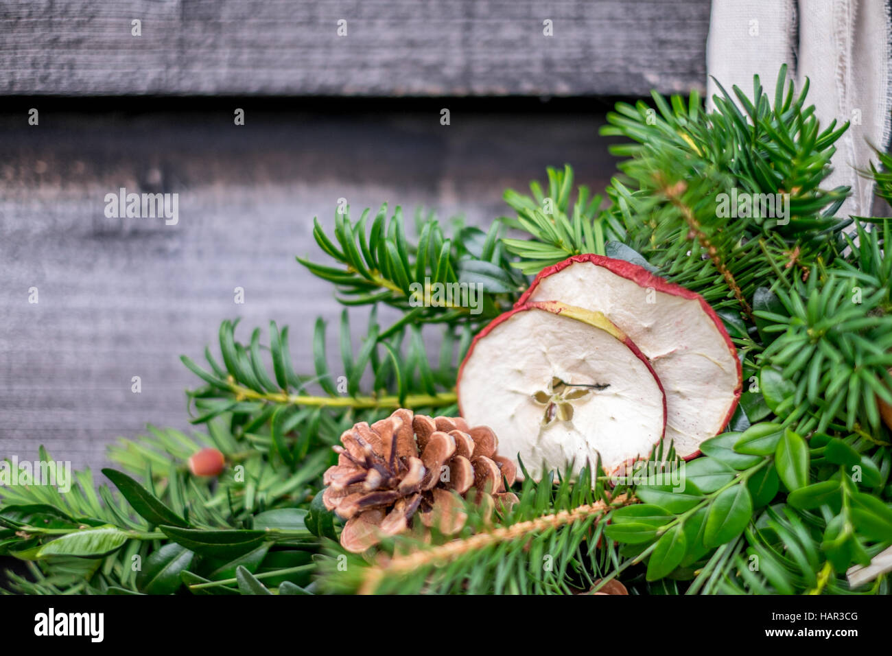 Ghirlanda di Natale rustico in legno verde pigna pigna arance per le feste felici decor decorazione apple la stecca di cannella Foto Stock