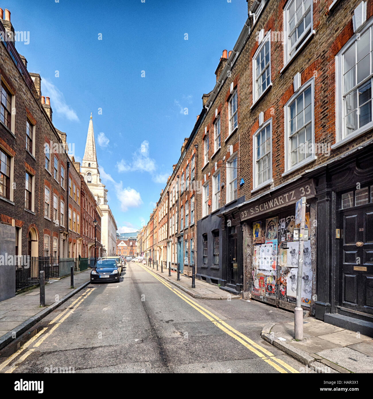 Fournier Street, Spitalfields guardando verso la chiesa Hawksmoor della Chiesa di Cristo Spitalfields a Londra Foto Stock