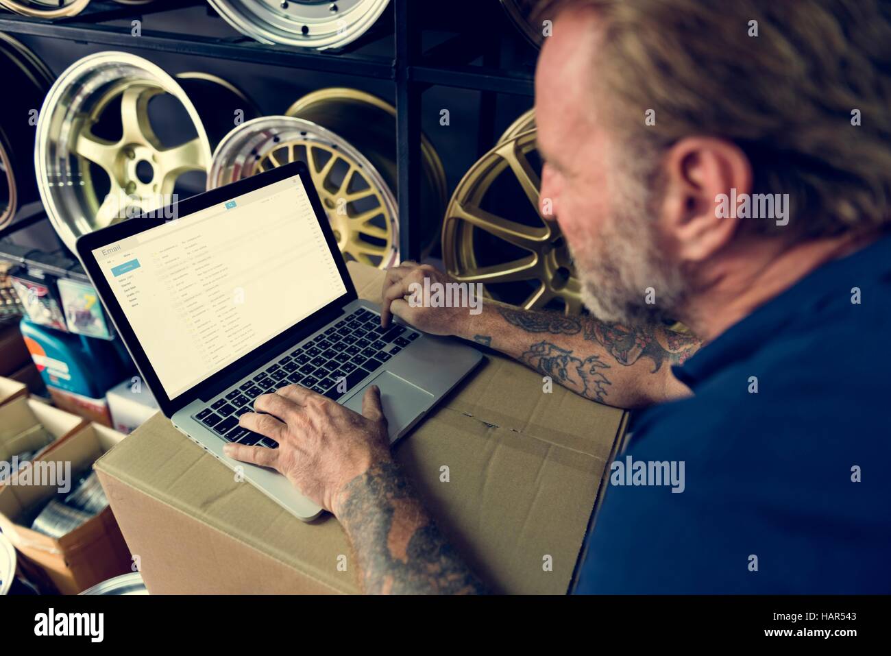 Le parti di ricambio delle automobili proprietario di un negozio di controllo magazzino Concetto di messaggi di posta elettronica Foto Stock