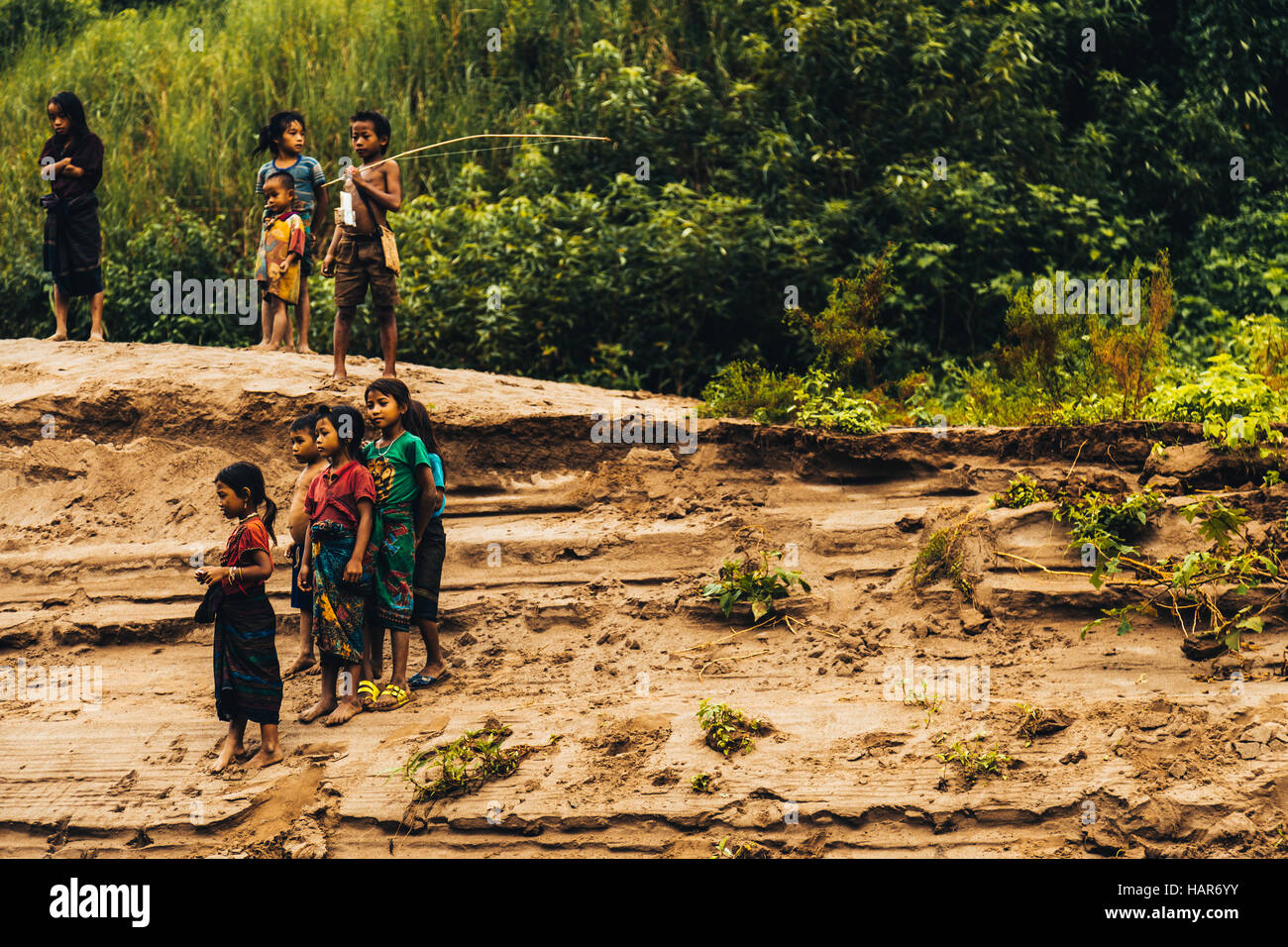 I ragazzi tribali del fiume Mekong in Laos Foto Stock