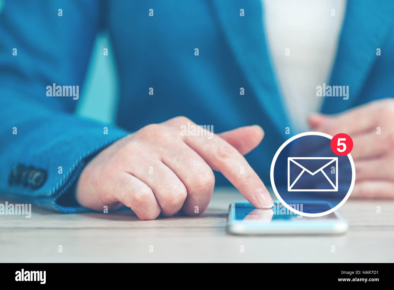 SMS business communication, imprenditrice utilizza lo smartphone in ufficio Foto Stock