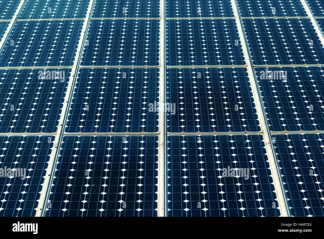 Pannelli solari superficie, tecnologie per le energie rinnovabili e l'industria elettrica. Foto Stock