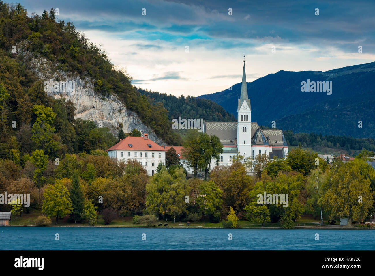 Sera su St Martin's Chiesa Parrocchiale lungo il lago di Bled Bled, Alta Carniola, Slovenia Foto Stock