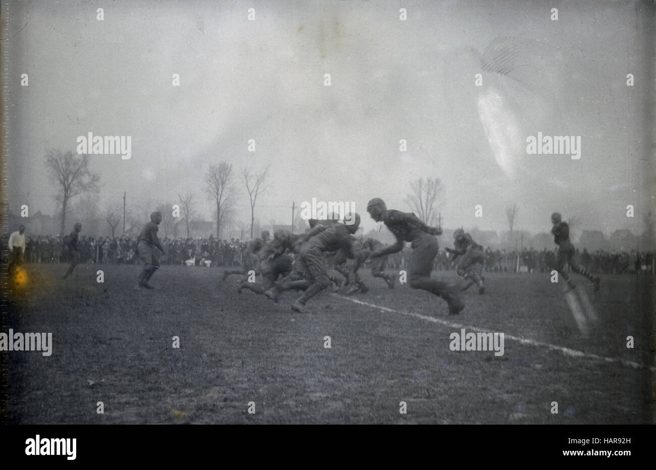 Antique c1900 fotografia, football americano scrimmage, STATI UNITI D'AMERICA. Fonte: originale negativo fotografico. Foto Stock