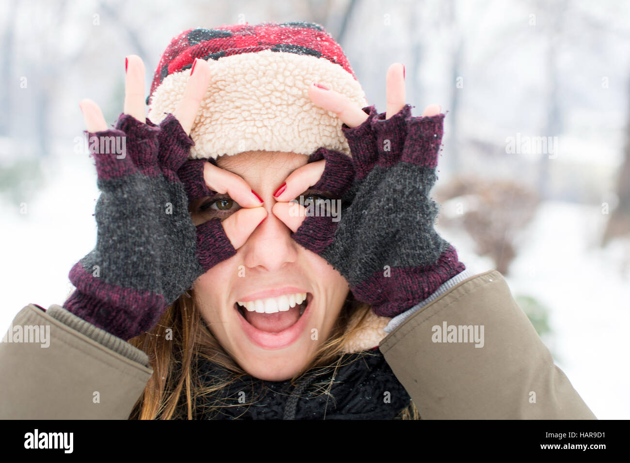 Donna con il divertimento in una fredda giornata invernale Foto Stock