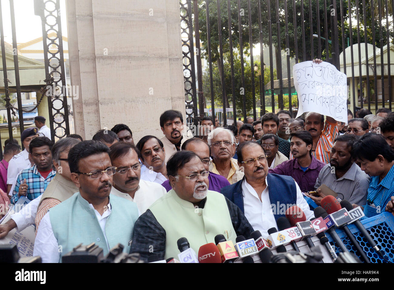 Kolkata, India 02Dec, 2016 Ministro TMC da sinistra Tapas Roy, Arup Biswas, Partha Chatterjee, Sovan Chatterjee, Purnendu Basu, Sovan Deb Chatterjee, Subrata Mukherjee, Sujit Basu esce dalla casa del governatore durante il sit in agitazione contro Unione Goverbment. Congresso Trinamool MLAs e ministro hanno marciato per Raj Bhavan dal gruppo di stato e stadio sit in fuori per protestare contro la presenza dell'esercito ai caselli nel Bengala occidentale e che richiede il ritiro immediato di esso. Il gruppo non ha potuto soddisfare governatore K. N. Tripathi a presentare memorandum come egli è a Nuova Delhi. Credito: PACIFIC PRESS/Alamy Live Foto Stock