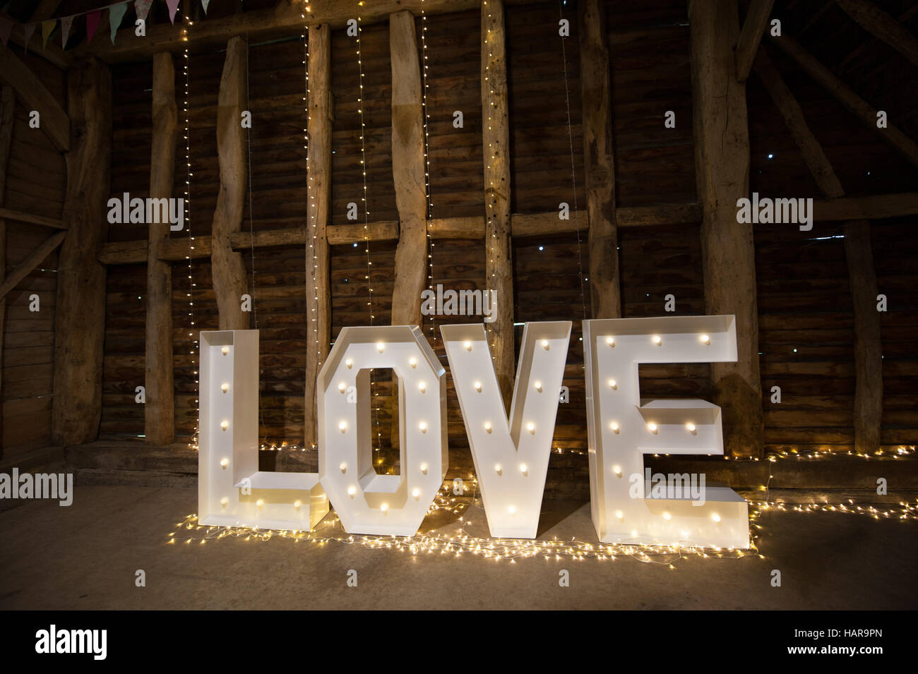 Le lettere di segno di amore in Barn luce bassa per quel romantico sentitevi per matrimoni Foto Stock