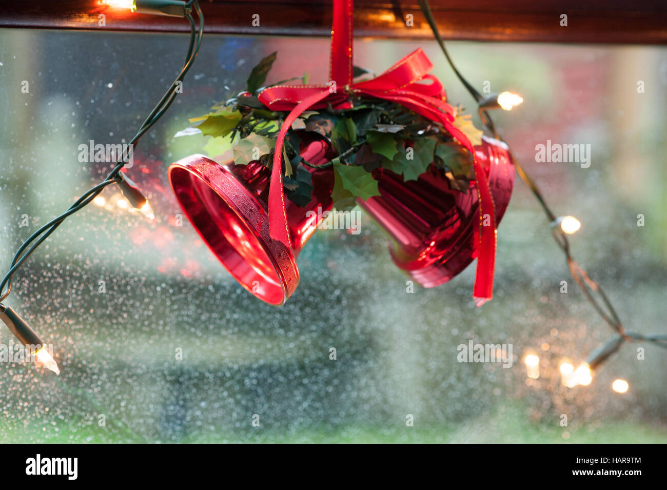 Le campane di Natale rosso sulla finestra Foto Stock