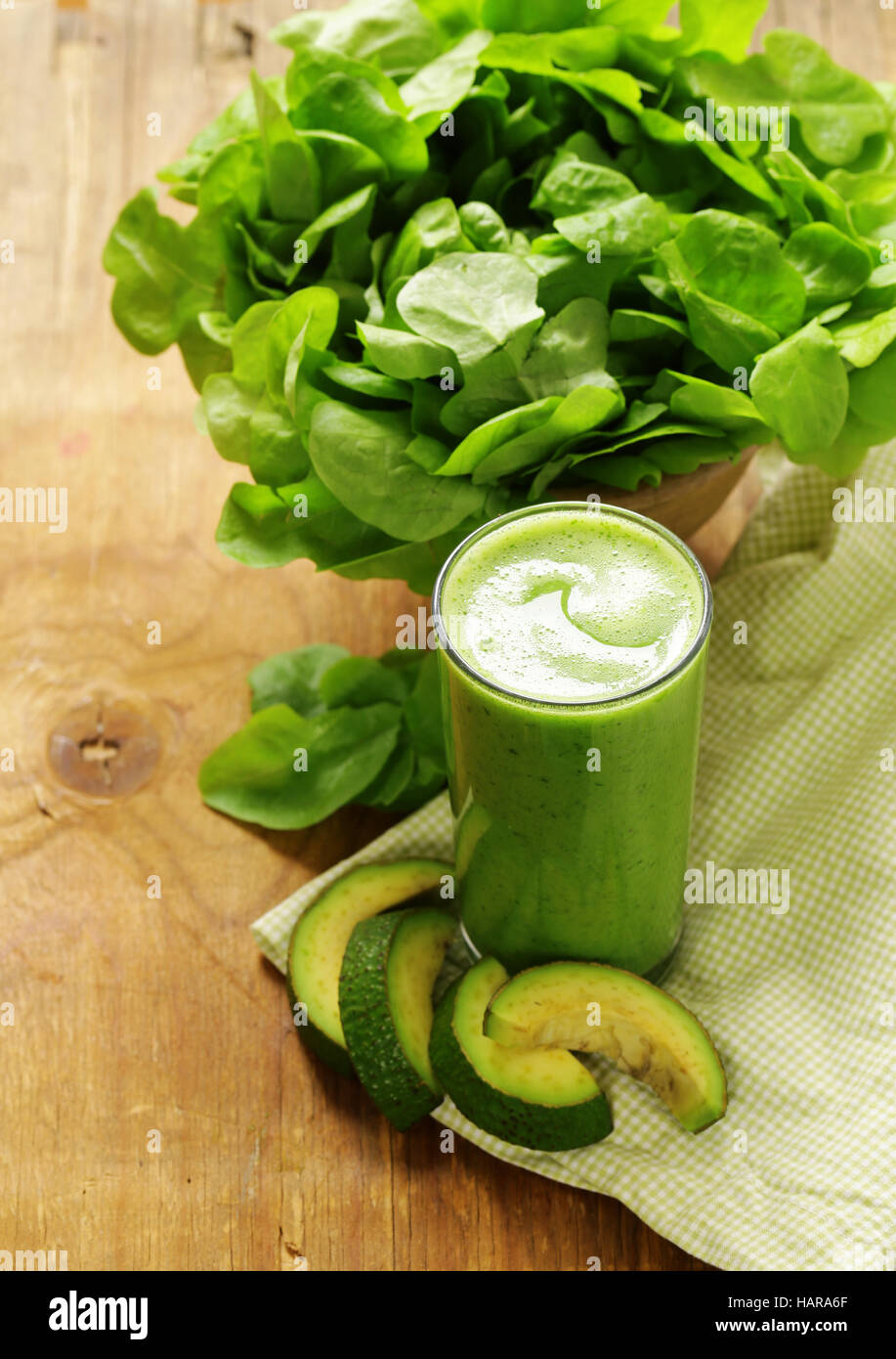 Carni di origine organica naturale frullato verde con avocado Foto Stock