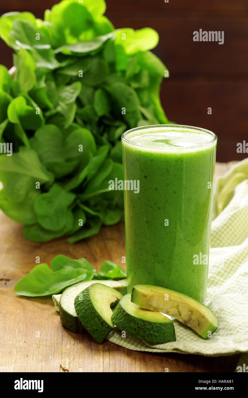 Carni di origine organica naturale frullato verde con avocado Foto Stock