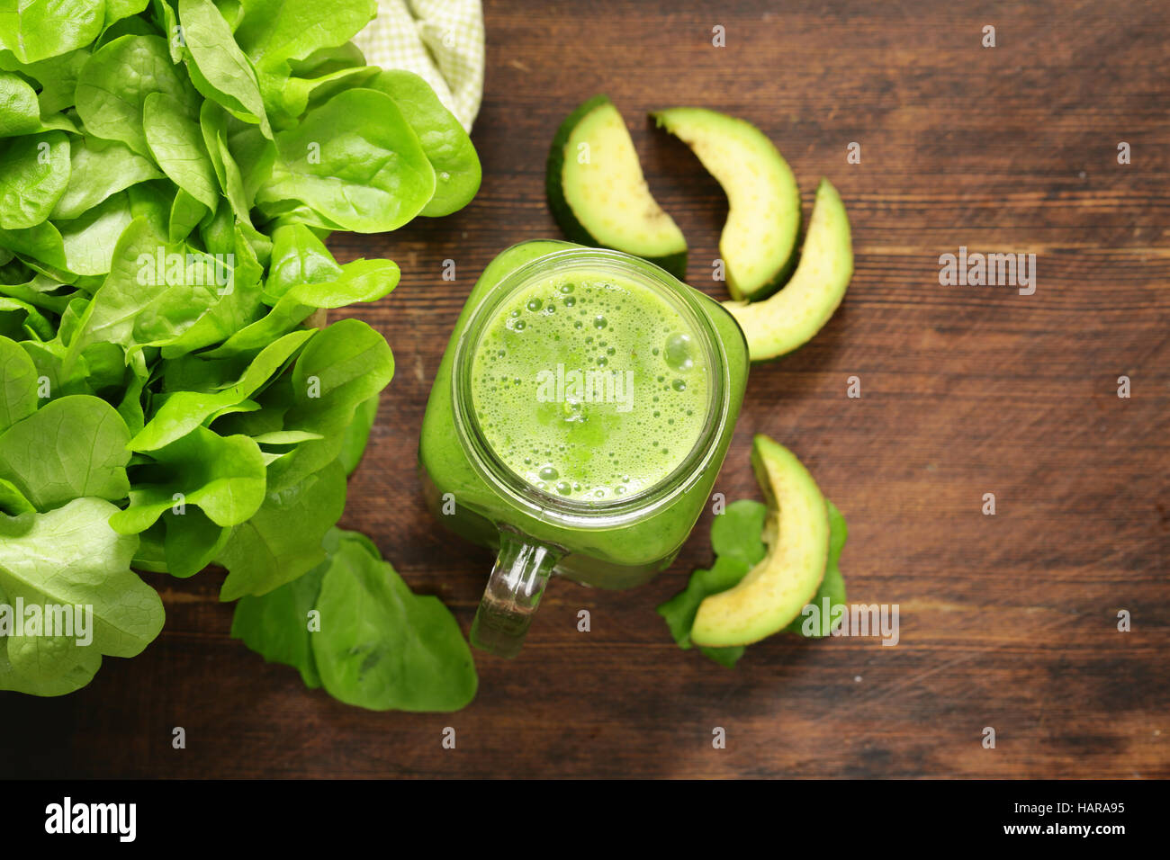 Carni di origine organica naturale frullato verde con avocado Foto Stock