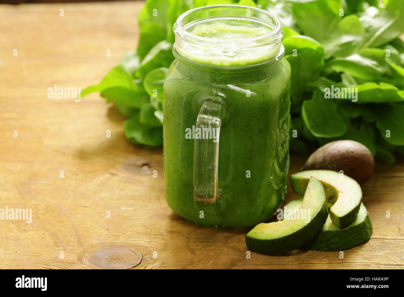 Carni di origine organica naturale frullato verde con avocado Foto Stock