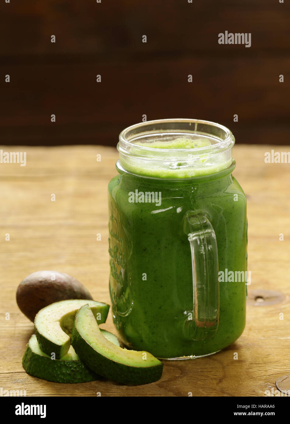 Carni di origine organica naturale frullato verde con avocado Foto Stock