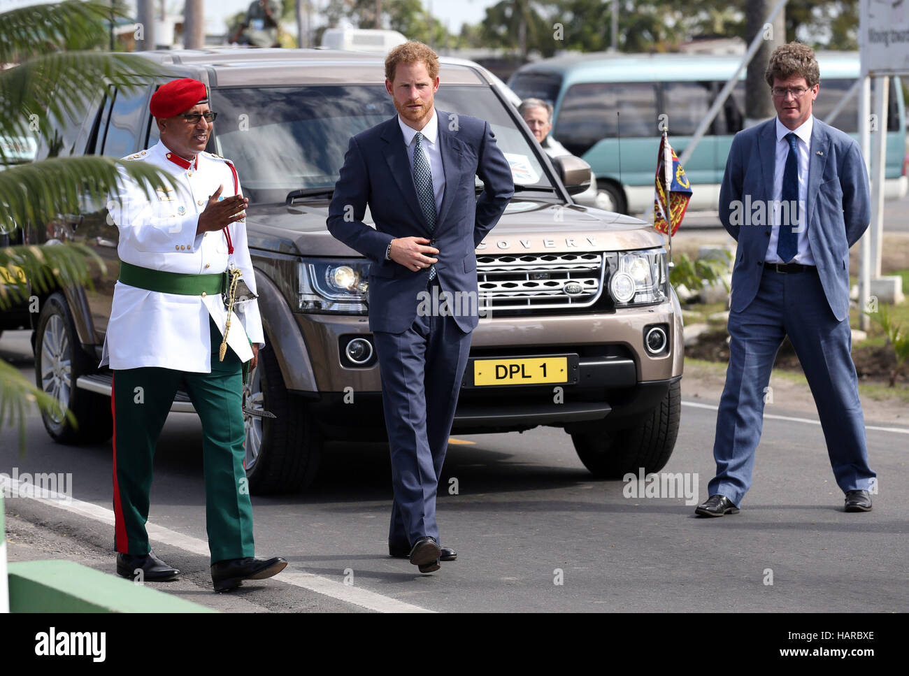 Il principe Harry stabilisce una corona di fiori alla Guyana indipendenza Arch in Georgetown dopo il loro arrivo nel paese Sud Americano sulla tappa finale del suo tour di 15 giorni dei Caraibi. Foto Stock