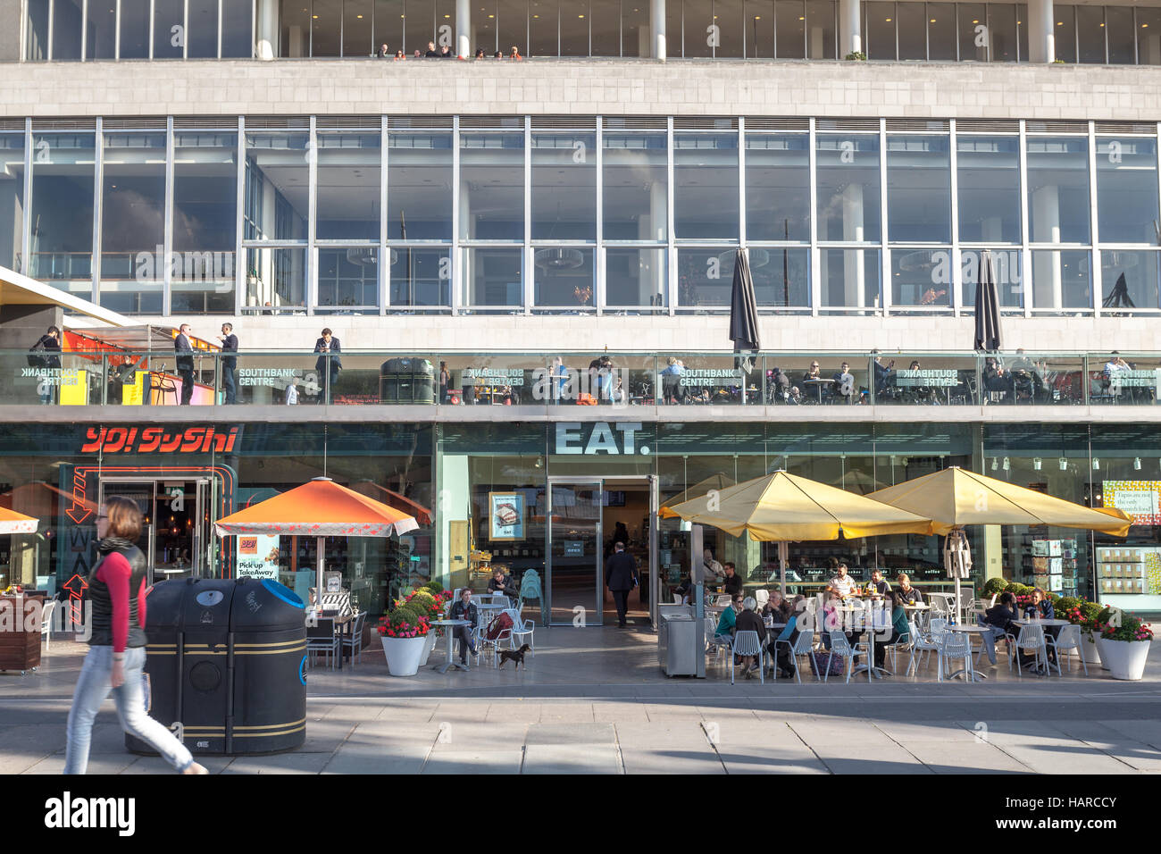 Londra, persone di Southbank terrazza con mangiare segno Foto Stock