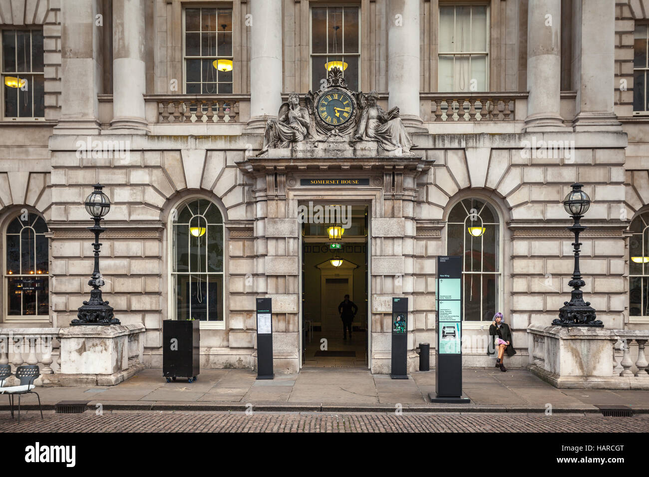 Londra ragazza sul lato del Somerset House edilizia architettura Foto Stock