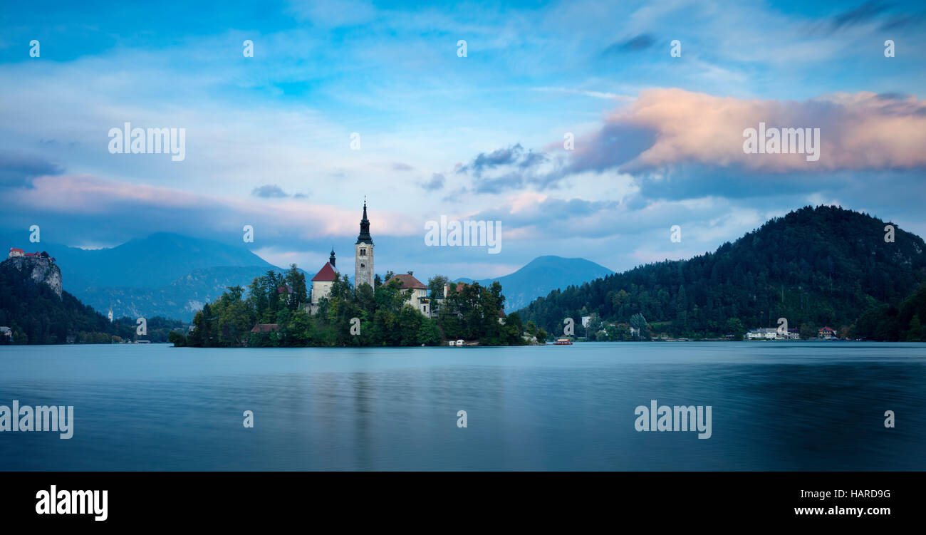 Sera sulla chiesa di Santa Maria Assunta, lago di Bled Bled, Alta Carniola, Slovenia Foto Stock