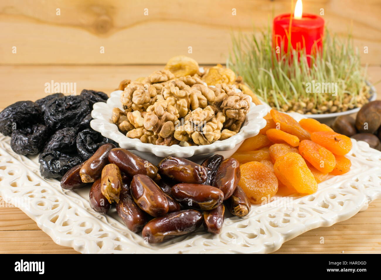 Frutta Fritto servito come la vigilia di Natale offerte con una candela Foto Stock