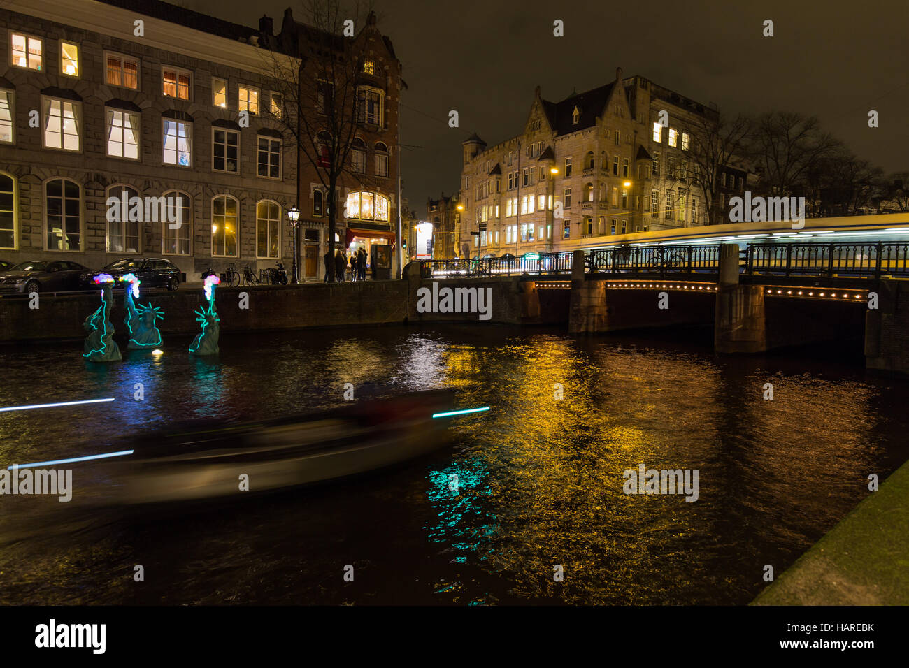 Illustrazione "libertà come un prezioso amico' da Erik Sok sull'acqua colori percorso in barca di AMsterdam Light Festival nel 2015 Foto Stock