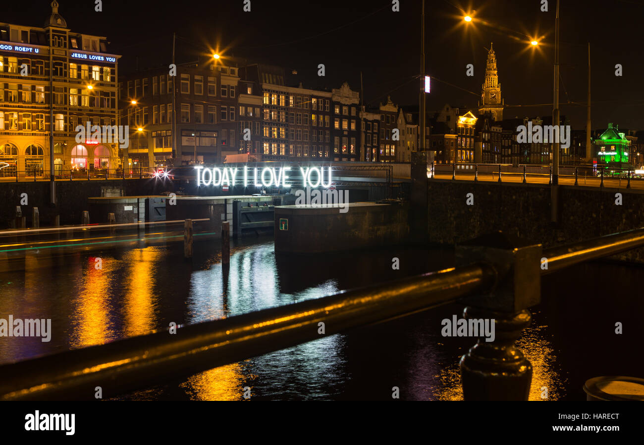 Artwork da Massimo Uberti & Marco pollice, posto presso la stazione centrale durante la luce di Amsterdam Festival (Illuminade) 2015. Foto Stock