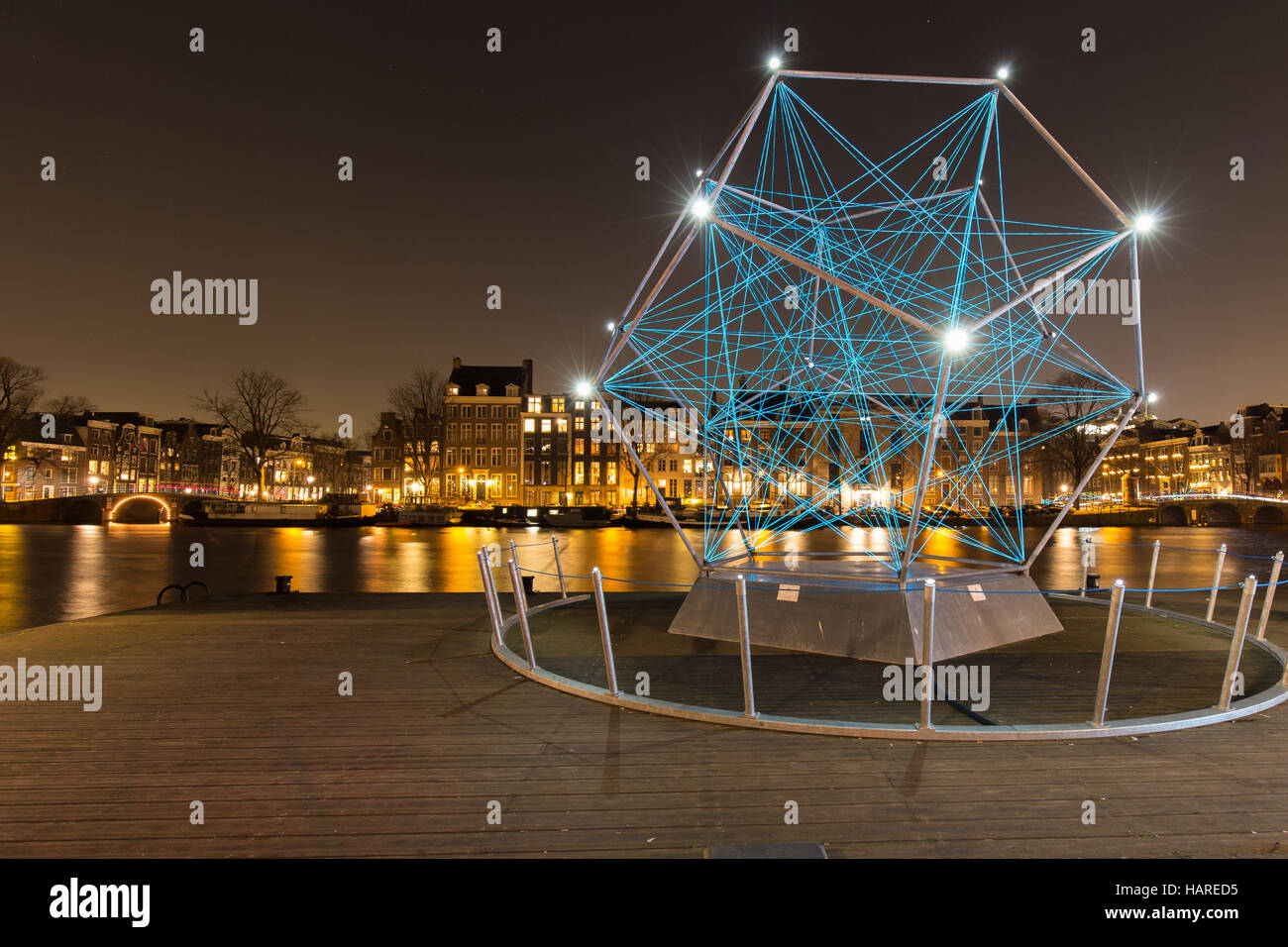 La Uniting Lightstar, un artwork da Venividimultiplex, decora il fiume Amstel bank durante la Amsterdam Light Festival Foto Stock
