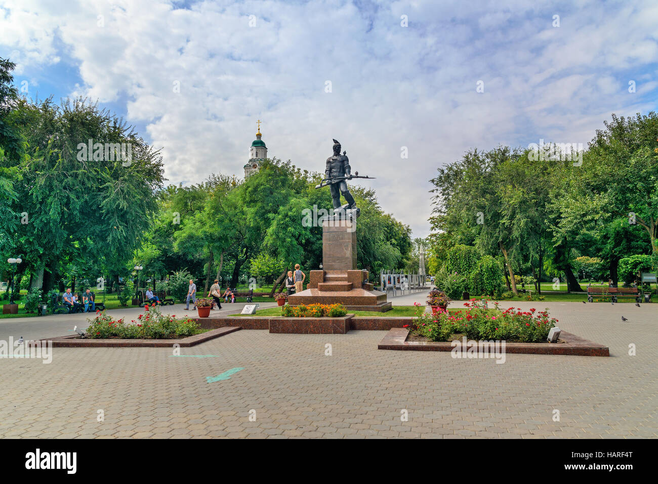 La scultura rosso soldati dell esercito sulla tomba di massa nel parco giardino fraterna. Astrakhan, Russia Foto Stock