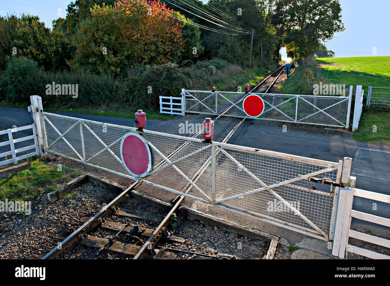 Tradizionale incrocio ferroviario gates a Wittersham strada a Kent e East Sussex Railway Foto Stock