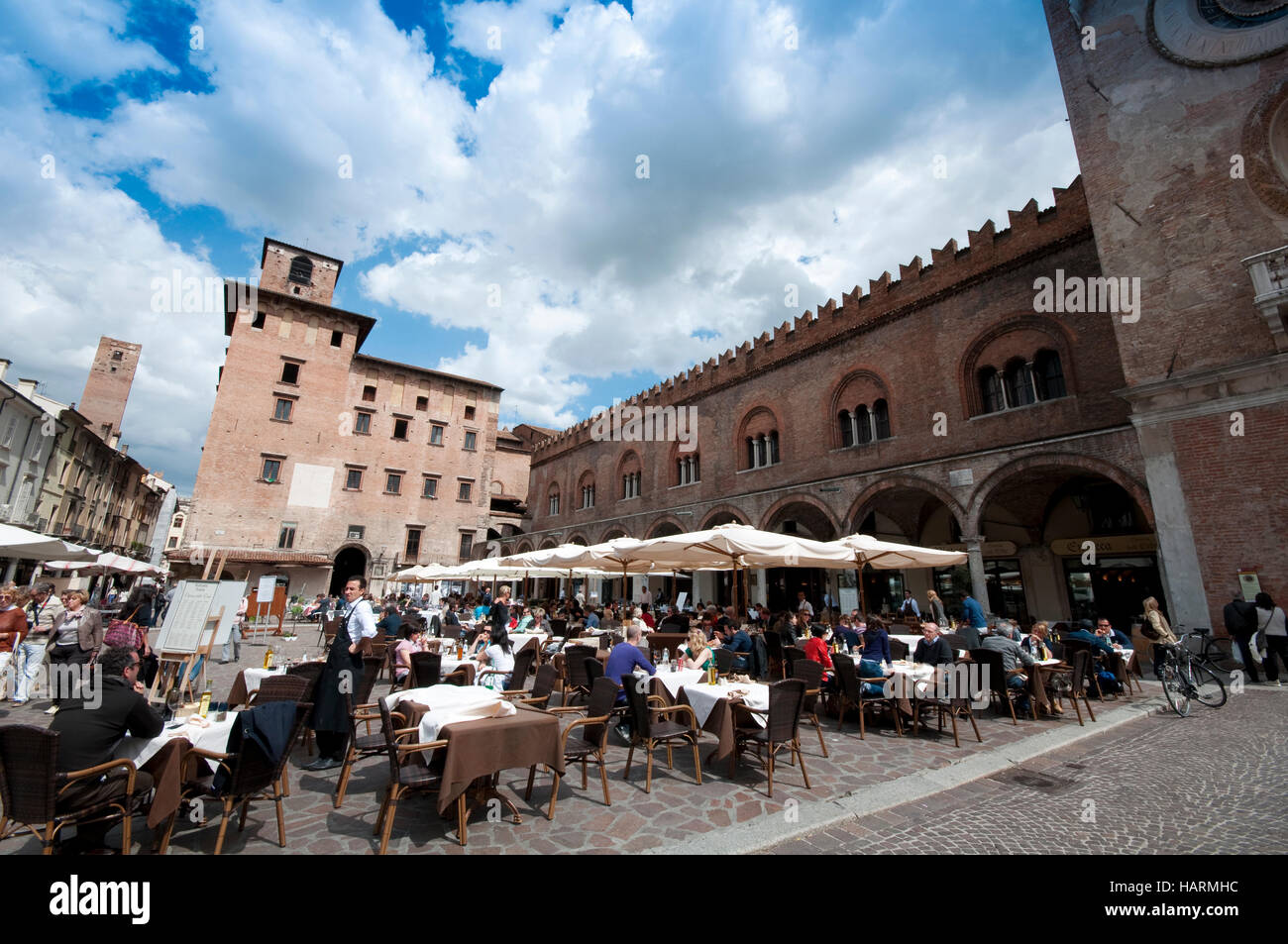 L'Italia, Lombardia, Mantova, Piazza Piazza delle Erbe, Ristorante Foto Stock