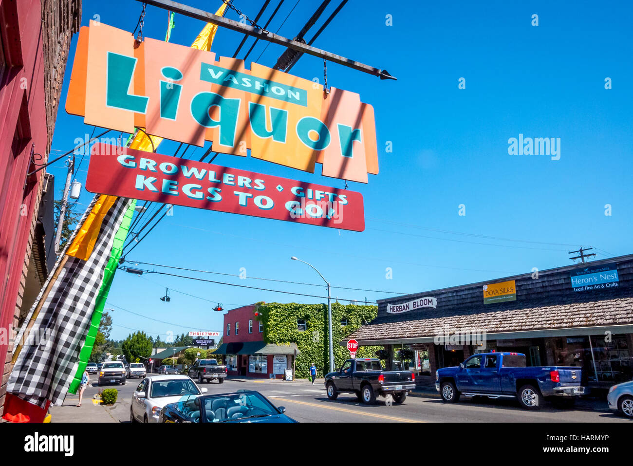 Digital Signage al di fuori di un negozio di liquori sulla strada principale di Vashon Foto Stock