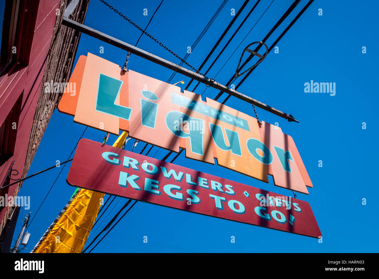 Digital Signage al di fuori di un negozio di liquori sulla strada principale di Vashon Foto Stock