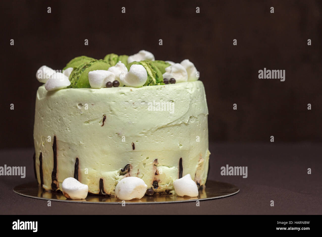 Pistacchio verde torta con amaretti e marshmallows, primo piano Foto Stock