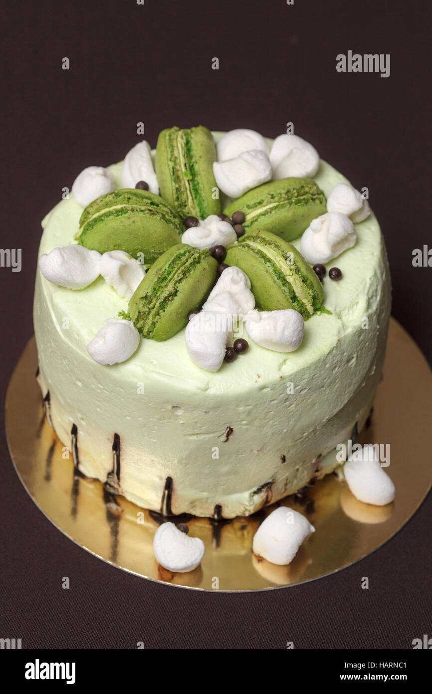 Pistacchio verde torta con amaretti e marshmallows, primo piano Foto Stock