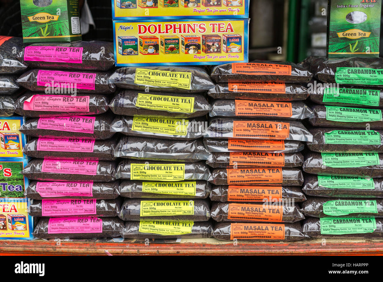 Visualizzazione di Nilgiri Hills infusioni in stallo su strada. Foto Stock