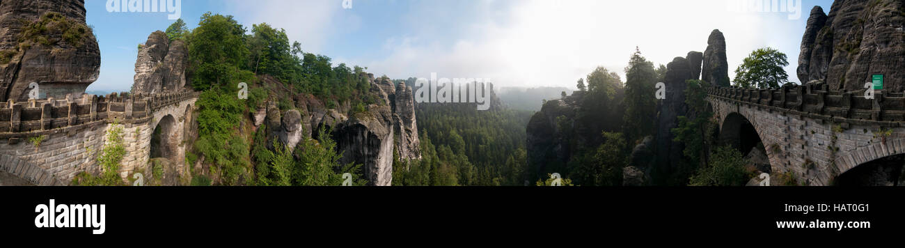 Rathen: ponte Basteibrücke al rock Bastei, Bastei Bridge, Sächsische Schweiz, Svizzera Sassone, Sassonia, Sassonia, Germania Foto Stock