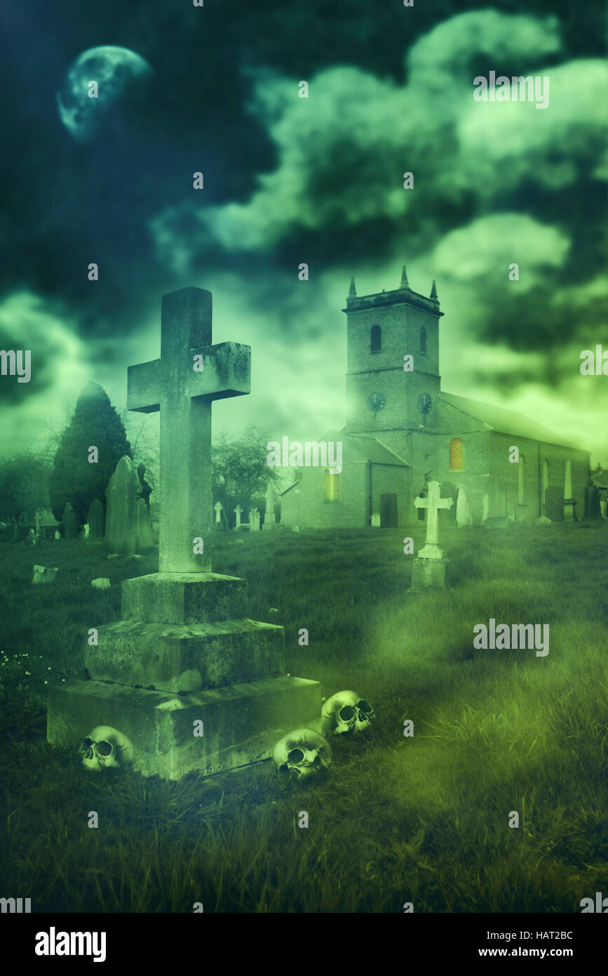 Cimitero di Halloween con antica croce e di teschi Foto Stock